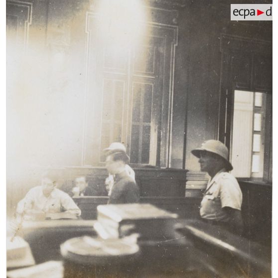 Fin mars 1945 : la troupe commandée par le lieutenant japonais Tava (?) a saccagé la station agricole Danplais à Paksong et molesté les francais qui y résidaient. Le lieutenant Tava comparait devant ses juges. [description provisoire]