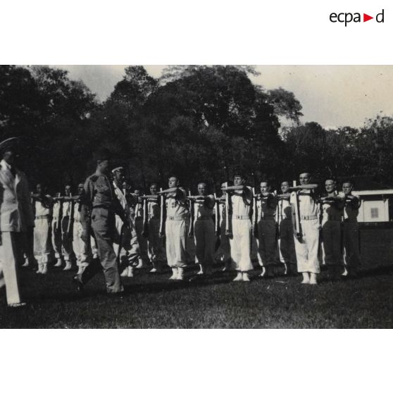 Le général Leclerc passe en revue l'escadron de tradition des fusiliers marins. [description provisoire]