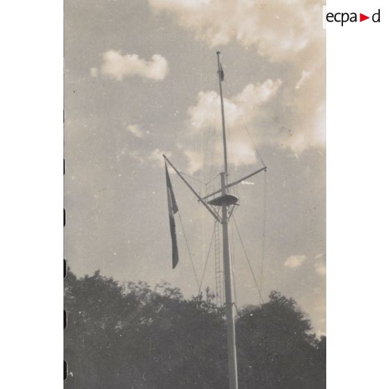 Le drapeau devant le palais du haut-commissaire. [description provisoire]