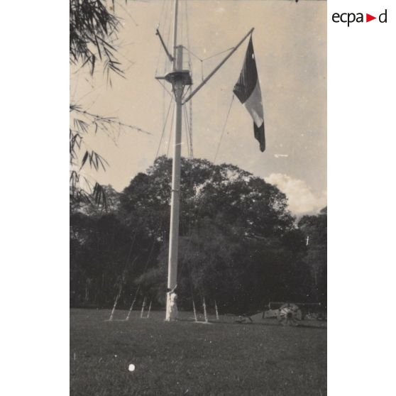 Le drapeau devant le palais du haut-commissaire. [description provisoire]