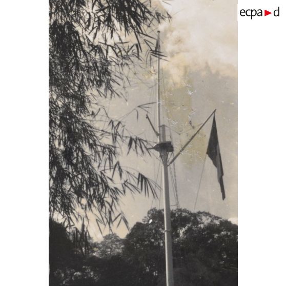 Le drapeau devant le palais du haut-commissaire. [description provisoire]