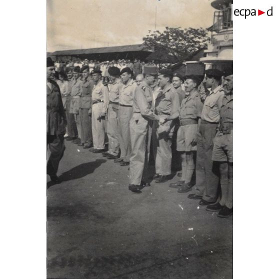 Le général Leclerc passe les troupes en revue. [description provisoire]