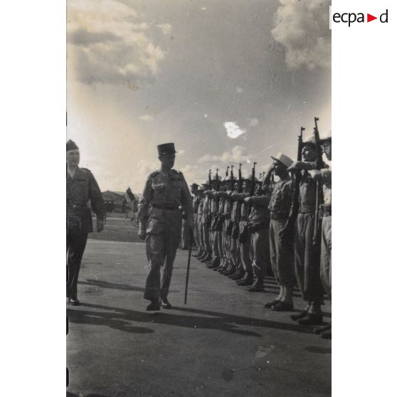 Le général Leclerc passe les troupes en revue. [description provisoire]