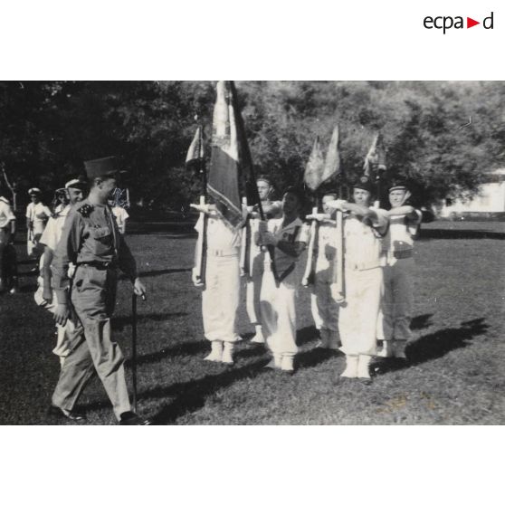 Présentation de drapeaux. [description provisoire]