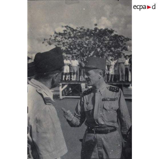 Le général Leclerc, inspecteur général des troupes d'Afrique du Nord, en mission en Indochine. [description provisoire]