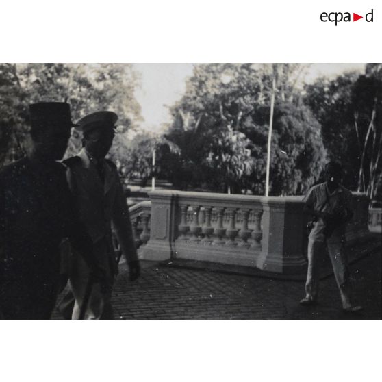 Le général Leclerc arrive au palais du haut-commissaire. [description provisoire]