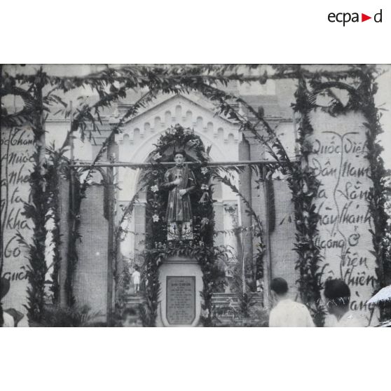 Statue du Bienheureux Le Van Gam élevée devant l'église de Saint-Philippe à Saigon. [description provisoire]