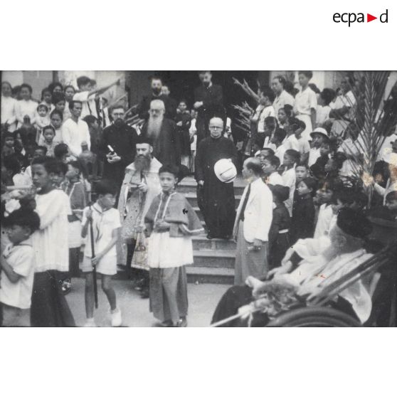 Membres de la congrégation du Très Saint Rédempteur lors d'une cérémonie religieuse à l'église Saint-Philippe, à Saigon. [description provisoire]