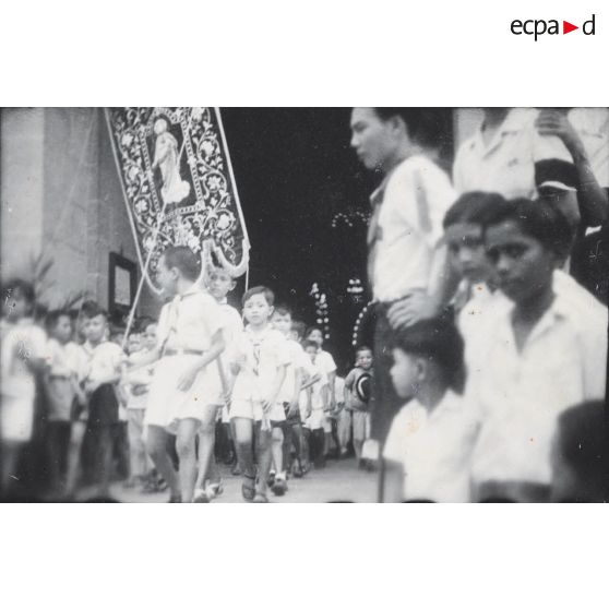 Procession d'enfants durant une cérémonie religieuse à l'église Saint-Philippe, à Saigon. [description provisoire]