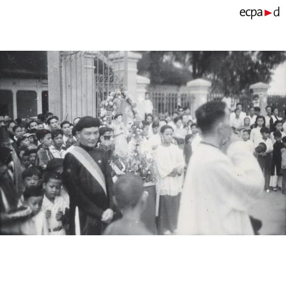 Cérémonie religieuse devant l'église Saint-Philippe à Saigon. [description provisoire]