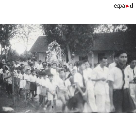 Procession devant l'église Saint-Philippe à Saigon. [description provisoire]
