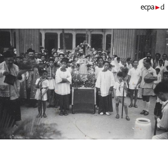 Cérémonie religieuse devant l'église Saint-Philippe à Saigon. [description provisoire]