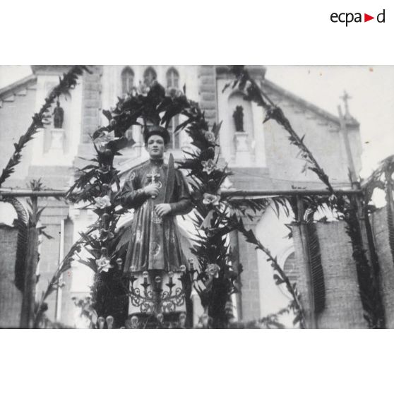 La statue du Bienheureux  Le Van Gam devant l'église Saint-Philippe à Saigon. [description provisoire]