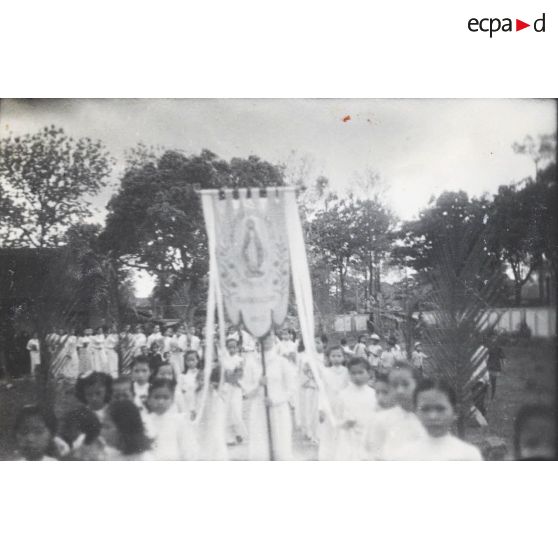 Procession d'enfants durant une cérémonie religieuse à l'église Saint-Philippe, à Saigon. [description provisoire]