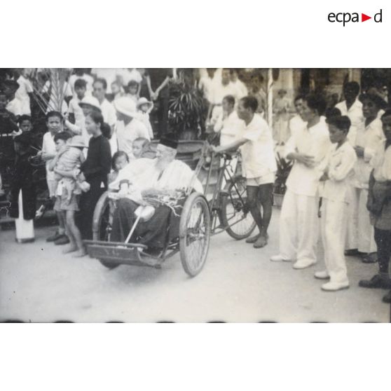 Le Révérend Père Soulard durant une procession à l'église Saint-Philippe, Saigon. [description provisoire]