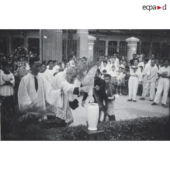 Révérend Père Soulard durant une cérémonie religieuse à l'église Saint-Philippe, Saigon. [description provisoire]