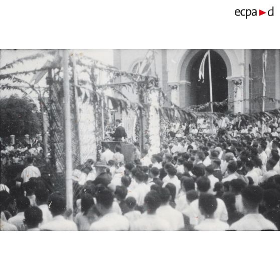 Représentation d'une chorale devant l'église Saint-Philippe à Saigon. [description provisoire]