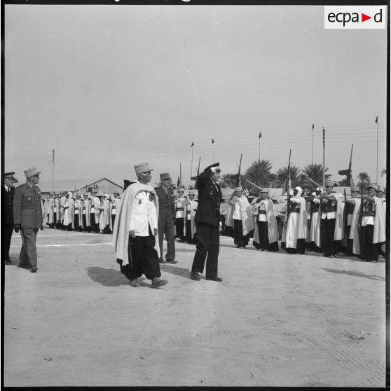 Ouargla. Cérémonie militaire.