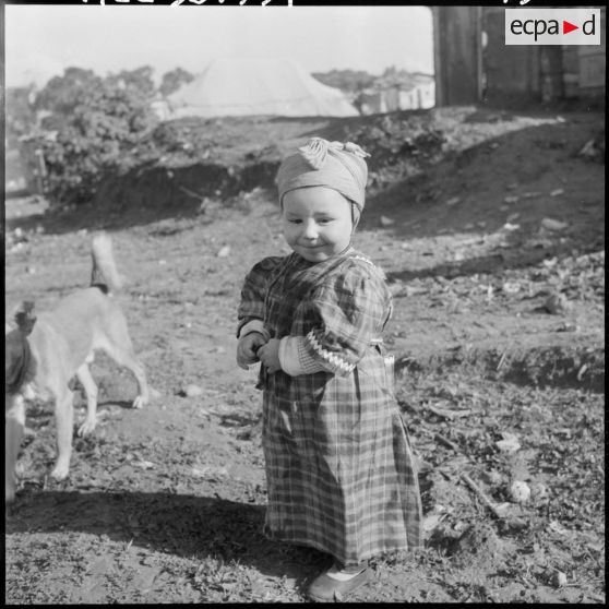 Hussein Dey. Portrait d'un jeune enfant devant le bidonville.