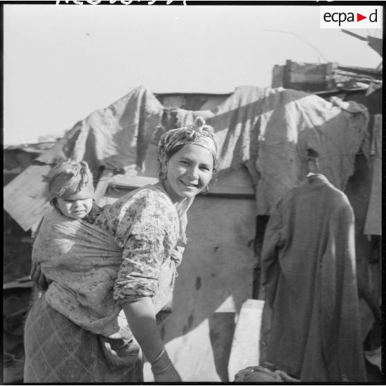 Hussein Dey. Une femme et son enfant.