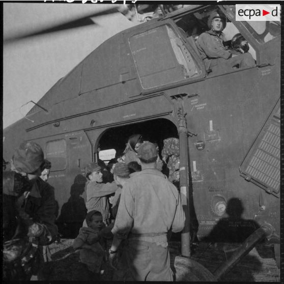 Evacuation de la population d'un village de Kabylie par le 13e régiment de dragons parachutistes (RDP) de la 10e division parachutiste (DP).