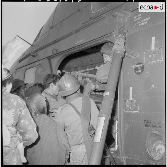 Evacuation de la population d'un village de Kabylie par le 13e régiment de dragons parachutistes (RDP) de la 10e division parachutiste (DP).