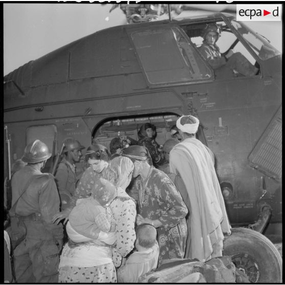 Evacuation de la population d'un village de Kabylie par le 13e régiment de dragons parachutistes (RDP) de la 10e division parachutiste (DP).