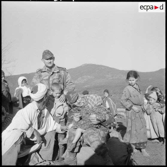 Evacuation de la population d'un village de Kabylie par le 13e régiment de dragons parachutistes (RDP) de la 10e division parachutiste (DP).