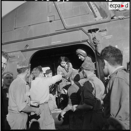 Evacuation de la population d'un village de Kabylie par le 13e régiment de dragons parachutistes (RDP) de la 10e division parachutiste (DP).
