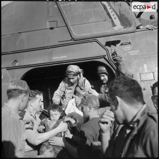 Evacuation de la population d'un village de Kabylie par le 13e régiment de dragons parachutistes (RDP) de la 10e division parachutiste (DP).