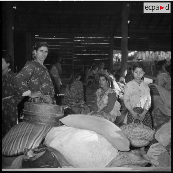 Evacuation de la population du village de Hendou.