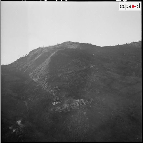 Vue aérienne du village de Hendou en Kabylie.