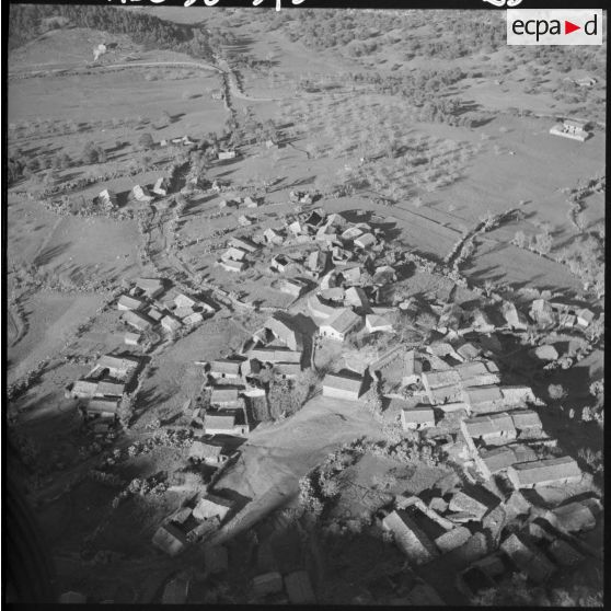 Vue aérienne du village de Hendou en Kabylie.