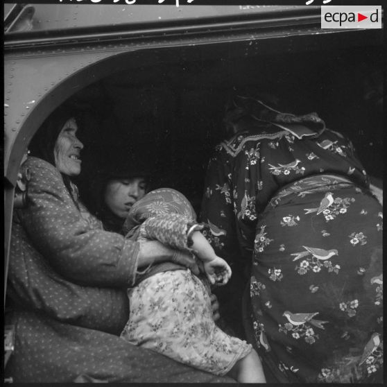 Evacuation de la population d'un village de Kabylie par le 13e régiment de dragons parachutistes (RDP) de la 10e division parachutiste (DP).
