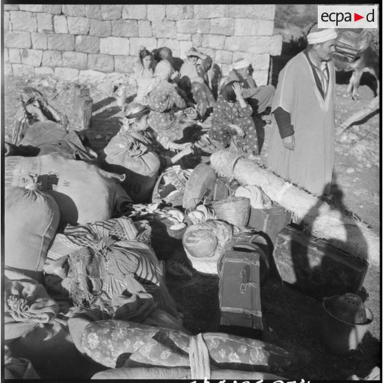 Evacuation de la population du village de Hendou en Kabylie.