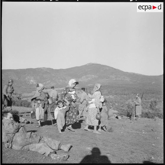 Evacuation de la population d'un village de Kabylie par le 13e régiment de dragons parachutistes (RDP) de la 10e division parachutiste (DP).