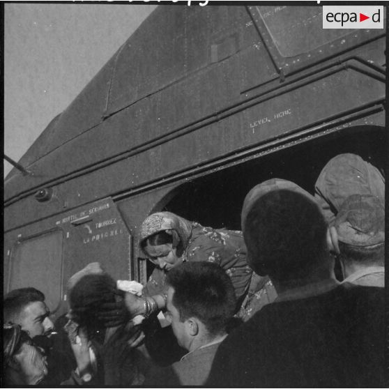 Evacuation de la population d'un village de Kabylie par le 13e régiment de dragons parachutistes (RDP) de la 10e division parachutiste (DP).