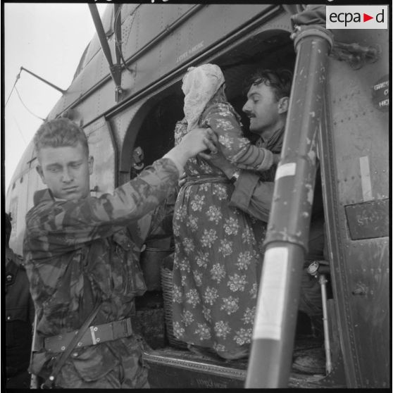 Evacuation de la population d'un village de Kabylie par le 13e régiment de dragons parachutistes (RDP) de la 10e division parachutiste (DP).