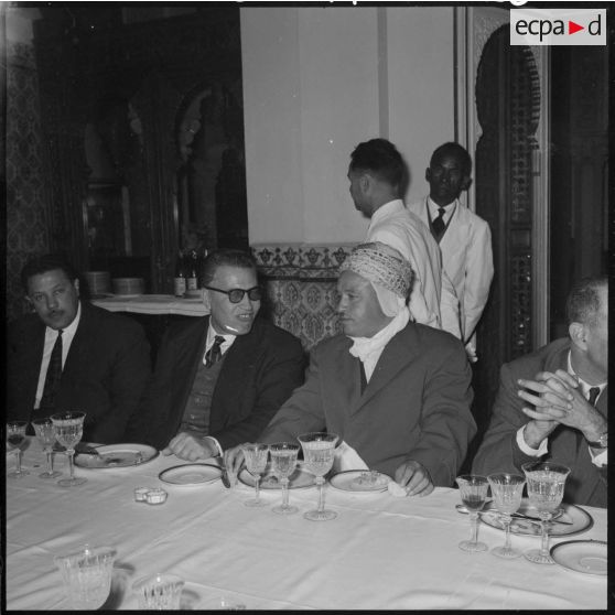 Alger, palais d'été. Un repas est offert aux nouveaux députés.