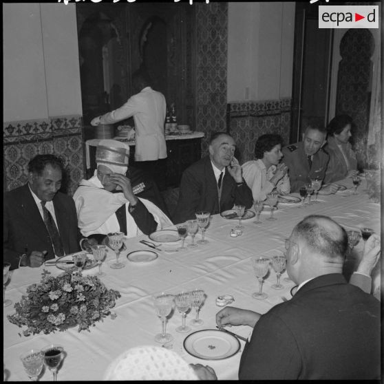 Alger, palais d'été. Un repas est offert aux nouveaux députés.