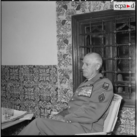 Alger, palais d'été. Portrait du général Raoul Salan assis.