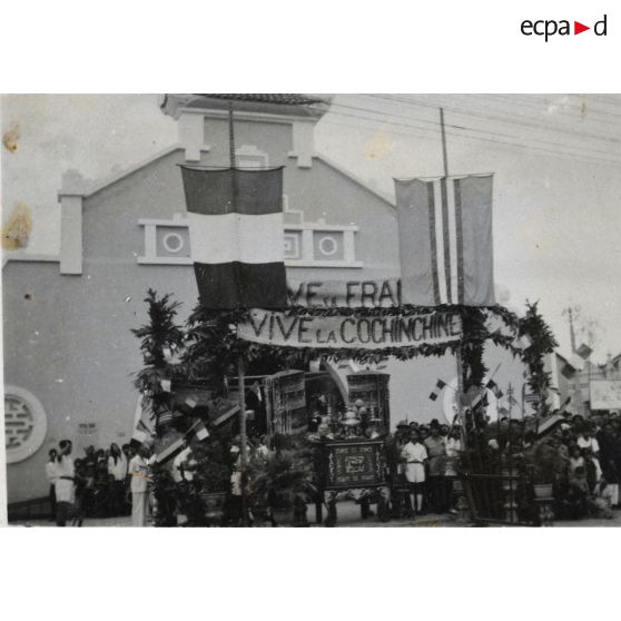 Banderoles et drapeaux installés pour la visite du président Hoach entre Gia Dinh et Thu Duc.