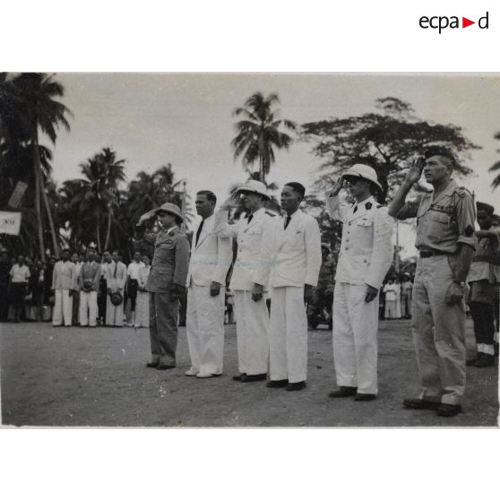 Au cours de sa tournée à Gia Dinh et à Thu Duc, Le Van Hoach, président du gouvernement de la République de Cochinchine, est entouré de personnalités militaires faisant le salut.