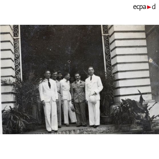 Durant sa tournée à Gia Dinh et à Thu Duc, Le Van Hoach, président du gouvernement de la République de Cochinchine, entouré de personnalités.