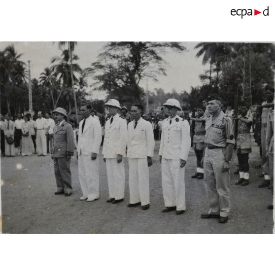 Au cours de sa tournée à Gia Dinh et à Thu Duc, Le Van Hoach, président du gouvernement de la République de Cochinchine, en compagnie de personnalités militaires.