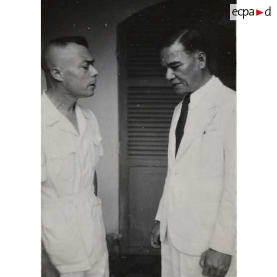 Alors qu'il effectue sa tournée à Gia Dinh et à Thu Duc, le président du gouvernement de la République de Cochinchine, Le Van Hoach, s'entretient avec une personnalité.