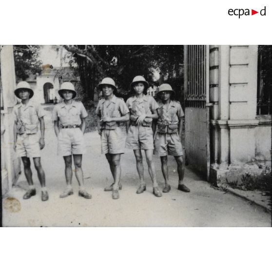 La garde à l'entrée d'un bâtiment lors d'une visite du président Hoach à Gia Dinh et à Thu Duc.