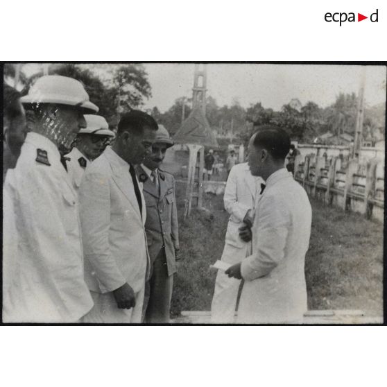 Le Van Hoach, président du gouvernement de la République de Cochinchine, entouré de personnalités militaires à l'occasion de sa tournée à Gia Dinh et à Thu Duc.