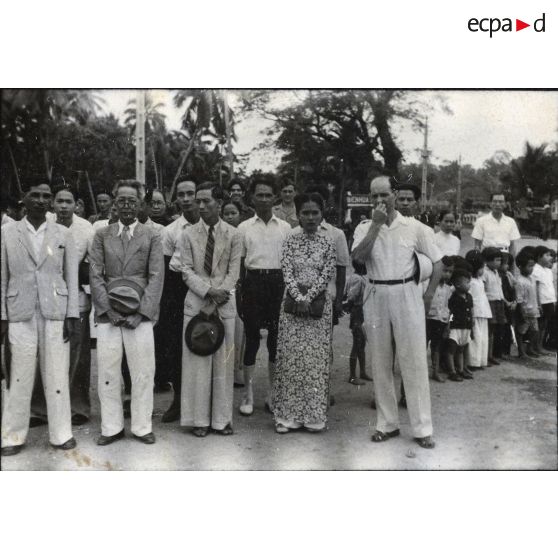 Dans le cadre de la tournée du président Hoach à Gia Dinh et à Thu Duc, diverses personnalités, dont une femme au premier rang, prennent la pose.