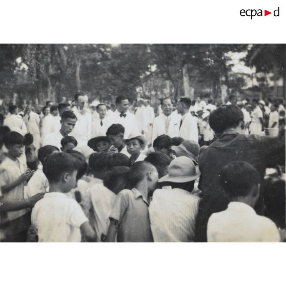 Les personnalités officielles au milieu des enfants.